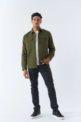 Sobrecamisa azul marino de twill de algodón con cuello clásico, cierre frontal con botones a tono, dos bolsillos de parche con solapa abotonada en el pecho, mangas largas con puños abotonados y corte regular.