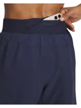 Short de running Under Armour Launch Pro 7 para hombre, color azul marino con detalles laterales perforados en azul celeste y logo de la marca en la pierna izquierda.
