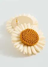 Par de aros con forma de margarita, con centro tejido color mostaza y pétalos de rafia color crema.