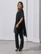 Kimono negro de gasa con apliques de brillos, marca Jessica Mc Clintock.