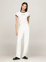 Remera blanca de algodón con cuello redondo y mangas cortas con ribete negro. Logo de Tommy Hilfiger bordado en el pecho.