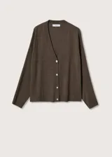 Cárdigan de punto fino color negro, con cuello pico y cierre de botones en la parte delantera.
