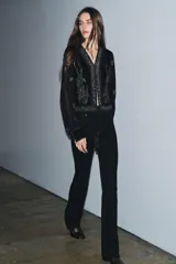 Pantalón de jean azul oscuro, de tiro bajo, corte slim fit y bootcut. Con cinco bolsillos y cierre frontal con cremallera y botón.