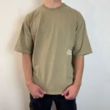 Remera blanca de corte oversize con estampa de hongos y texto en la espalda.