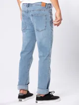 Pantalón de jean celeste de corte recto.