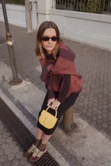 Sweater tejido con textura de trenzas y ochos, color marrón con detalles en gris.