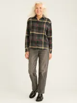 Camisa de franela de corte boyfriend en diseño de cuadros, con cierre frontal y cuello clásico.