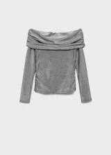 Top gris de lúrex con diseño off-shoulder, hombros descubiertos, mangas largas y detalles drapeados.