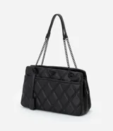 Bolso de hombro mediano color blanco con diseño acolchado en forma de rombos. Tiene asa de cadena plateada, cierre de cremallera y bolsillo frontal con botón a presión.