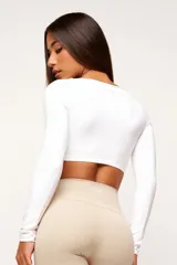 Top deportivo color verde oliva, de manga larga y escote cuadrado.