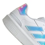 Championes urbanos Adidas Courtblock Bold, color blanco con detalles iridiscentes en las tres tiras laterales.
