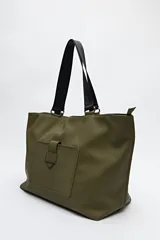 Bolso blanco de símil cuero con terminación suave. Tiene asas anchas de cinta negra y un bolsillo frontal con solapa.