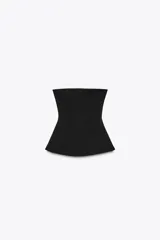 Top bandeau negro de tejido de punto elástico y flexible con trama compacta, escote recto y hombros descubiertos.