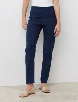 Jegging de algodón elastizado azul, marca Ruby Rd. Pretina ancha elastizada. Delantera con bolsillos simulados. Trasera con bolsillos aplicados.