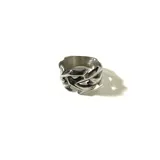 Anillo plateado de acero inoxidable con diseño de espinas entrelazadas.