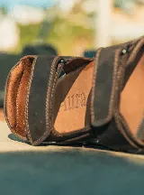 Sandalias marrones de cuero con tiras ajustables con velcro.