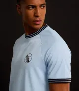 Remera deportiva masculina confeccionada en Rib con tecnología dry, en modelo comfort. Posee cuello redondo, manga corta, estampa localizada y bies contrastante.