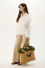 Pantalón de jean acampanado color caramelo con cintura alta y cinturón marrón con tachas.