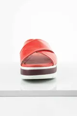 Chinelas rojas con plataforma blanca y suela marrón.