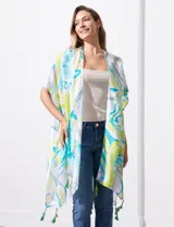 Kimono tejido con estampado abstracto en tonos blanco, verde y celeste. Tiene mangas amplias estilo japonés y terminación con borlas en el ruedo.