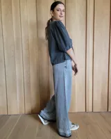 Pantalón de jean celeste de corte ancho con ruedo desflecado.