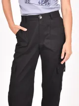 Pantalón cargo de mujer color verde militar, tiro alto, con bolsillos laterales y puños ajustables con cordón.