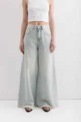 Pantalón de jean celeste de corte ancho con terminación desflecada.