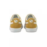 Championes Puma Suede Classic de gamuza color verde con franja lateral blanca y suela de goma blanca.
