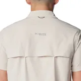 Camisa de manga corta color gris oscuro, con cierre de botones frontal, dos bolsillos en el pecho (uno con cierre de cremallera y otro con velcro), ventilación en la espalda y tecnología Omni-Shade™ Broad Spectrum UPF 50 y Omni-Wick™.