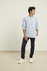 Camisa amarilla de lino con cuello mao y manga larga.
