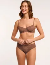 Panty de microtul y encaje color rosado.