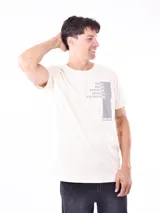 Remera color crudo con estampado de letras en el frente. Corte regular.