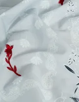 Pañuelo celeste con estampado paisley y bordado de flores rojas.