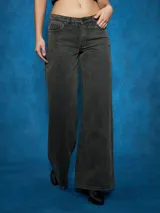 Jean de mezclilla color gris oscuro, de tiro alto y corte ancho (wide leg) que cae recto hasta el tobillo.