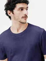 Camiseta básica de manga corta, cuello redondo y calce regular, color rojo jaspeado.