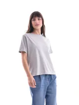 Remera de manga corta, cuello redondo y calce holgado, color gris melange.