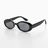Lentes de sol negros con forma ovalada y estilo retro.