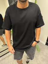 Remera negra de corte amplio con textura tipo waffle.