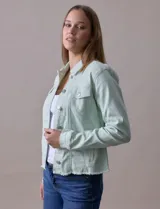 Campera de jean blanca, marca Baccini, con cuello solapa, bolsillos delanteros, abertura central con botones metálicos y terminación desflecada en el ruedo.