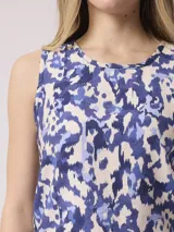 Blusa sin mangas con estampado abstracto en tonos azules y blancos.