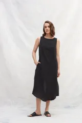 Vestido midi negro de lino, corte recto, sin mangas y con escote redondo.