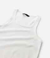 Musculosa blanca de rib con textura acanalada, escote cuadrado y breteles medianos. Confeccionada en algodón certificado BCI y elastano.