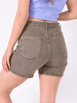 Short de jean color verde musgo, tiro alto, con bolsillos delanteros y traseros.
