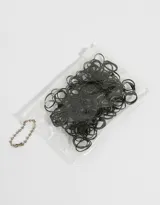 Set de 120 gomitas de pelo elásticas de silicona color negro, contenidas en una bolsita transparente con cierre y llavero de cadena metálica.
