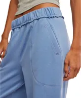 Pantalón de jogging color salmón, con cintura elástica, dos bolsillos y largo hasta los tobillos.