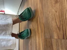 Zapatos acordonados color rojo con suela de goma.