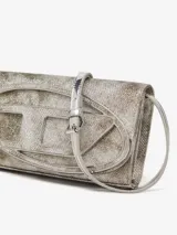 Cartera tipo sobre Diesel 1DR, color gris con estampado marmolado y logo metálico plateado en forma de "D" ovalada. Incluye correa extraíble.