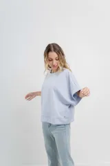 Buzo verde agua de algodón grueso, manga corta y corte oversize.