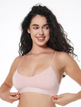 Top deportivo negro con breteles finos y espalda estilo nadador. Elástico ancho en la base con logo de la marca. Sin aro ni relleno.