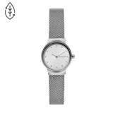 Reloj Skagen de mujer con caja plateada, dial plateado con indicadores de cristal y malla de acero inoxidable plateada.